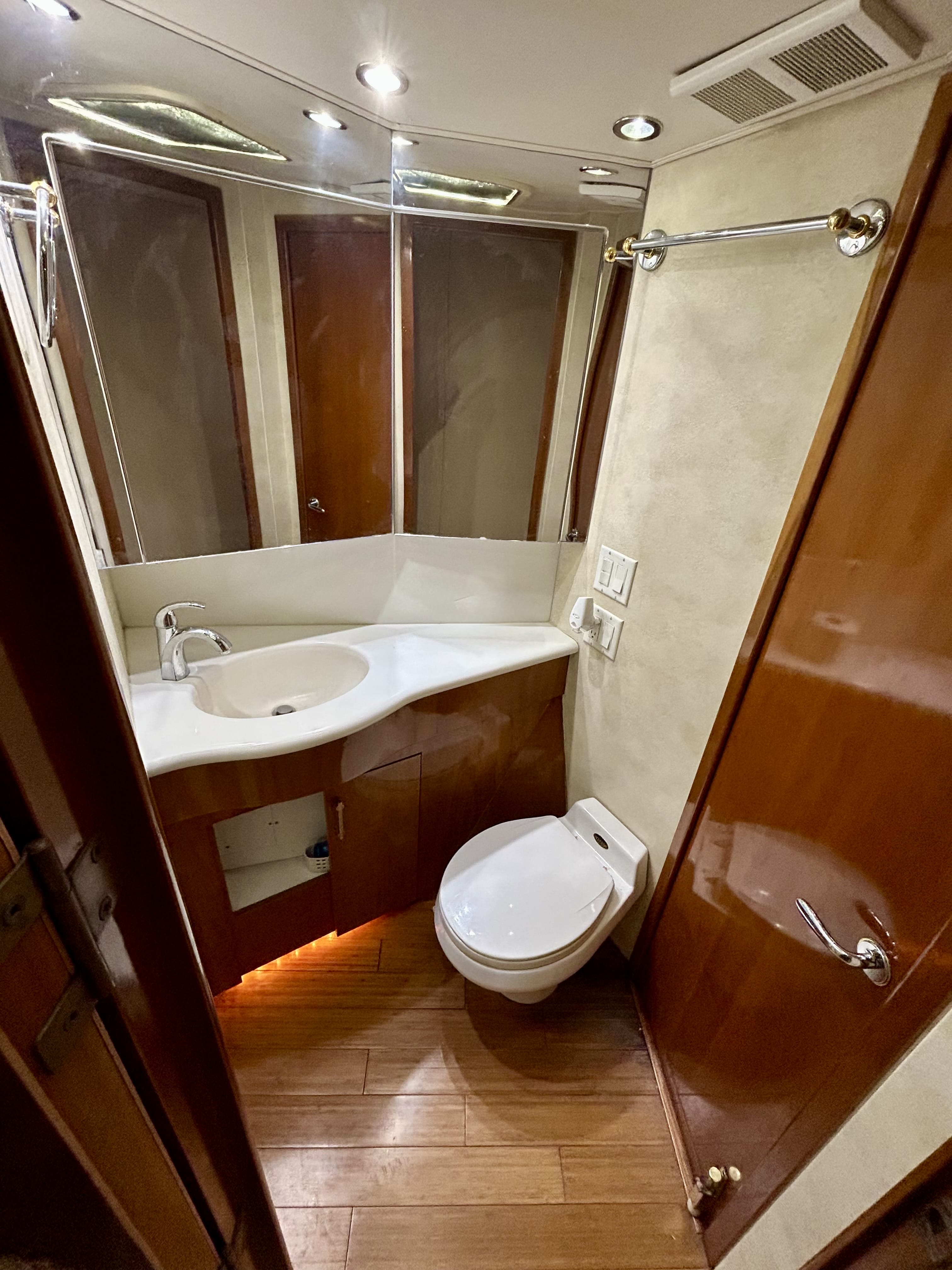 Bellagio - Head - Luxury Deep Sea Fishing Boat